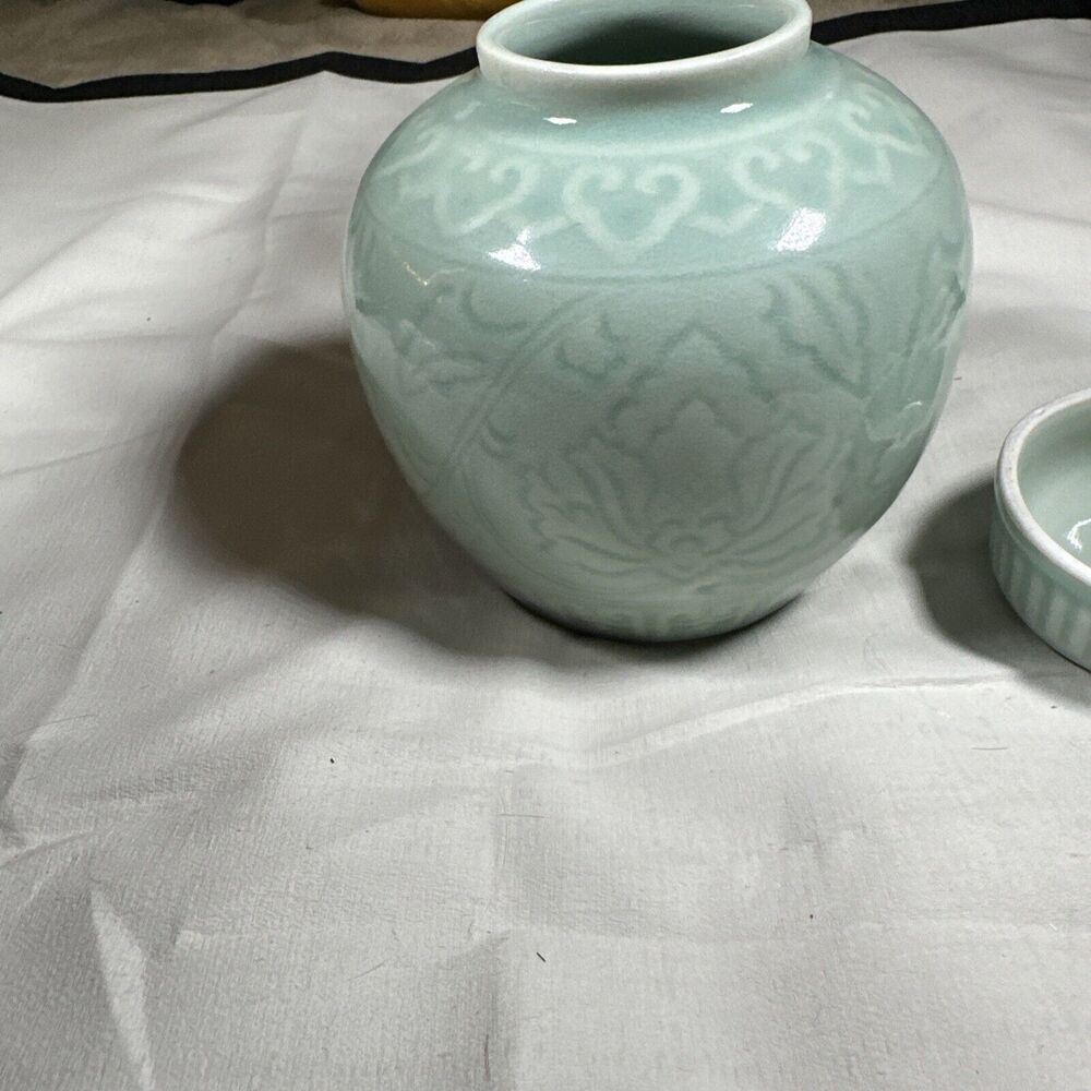 Vintage Chinese Celadon Green Porcelain Ginger Jar Lotus Motifs With Lid - Picture 3 of 16